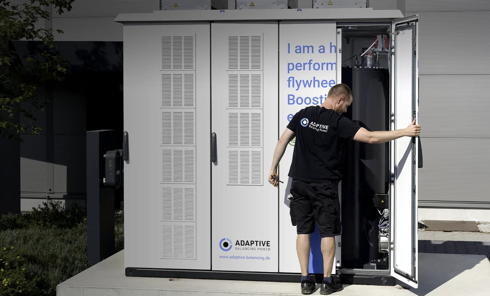 Adaptive Balancing Hochleistungs-Speicher mit Servicetechniker im Einsatz